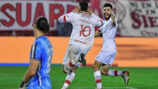 Cristaldo festeja uno de sus goles para el triunfo de Huracán.