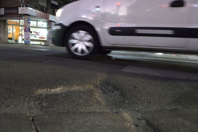 Trampa para desprevenidos. La esquina de Maipú y Santa Fe presenta defectos en el asfalto
