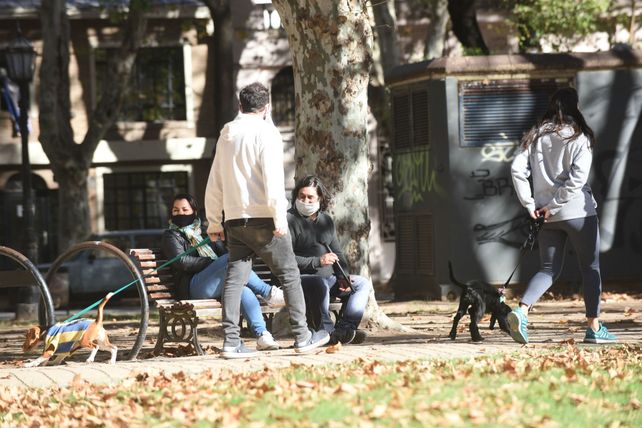 La gente se volc&oacute; masivamente a las calles&nbsp; en el segundo d&iacute;a de caminatas y salidas recreativas en Rosario.&nbsp;