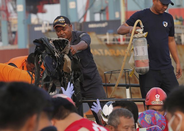 Avión de aerolínea indonesia cayó al mar con 189 personas a bordo