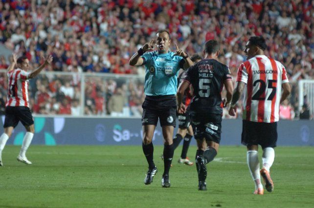 Eduardo Ramenzoni apuntó contra Darío Herrera: Fue un papelón para favorecer a Barracas Central