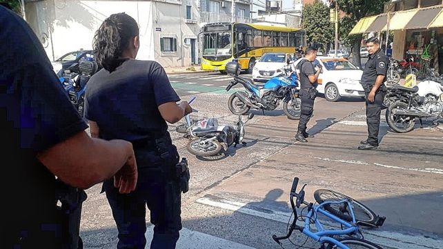 Un motochorro arrastró a una joven 20 metros para sacarle la cartera en barrio Constituyentes