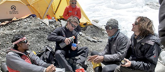 El grupo que conforma la expedición liderada por los hermanos  Willie y Damián Benegas en un momento de distensión. Llevan dos meses en las alturas.