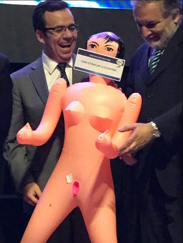 Le regalaron una muñeca inflable a un ministro para estimular... la economía