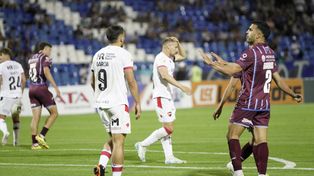 El lamento de Matko Miljevic, uno de los que más participó del juego leproso aunque no se pudo terminar bien su juego. El equipo rojinegro dio un paso atrás en el Malvinas Argentinas.