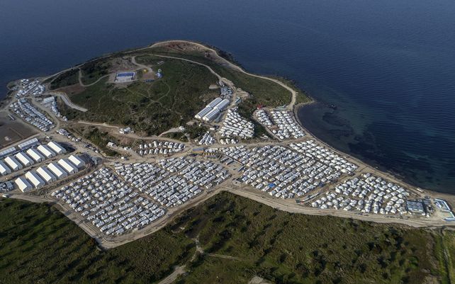 Foto de archivo: vista general sobre el campo de refugiados de Karatepe, en la isla de Lesbos, en el mar Egeo, Grecia. El notoriamente sórdido campo de refugiados de Moria se incendió en septiembre de 2020 en la isla de Lesbos. 