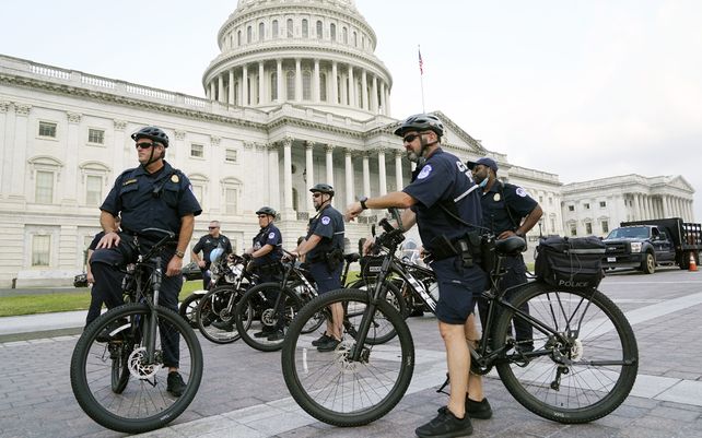 Un grupo de policías observa el perímetro del Capitolio.&nbsp;