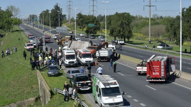 Rescataron y trasladaron al hospital a las dos mujeres atrapadas en el auto aplastado