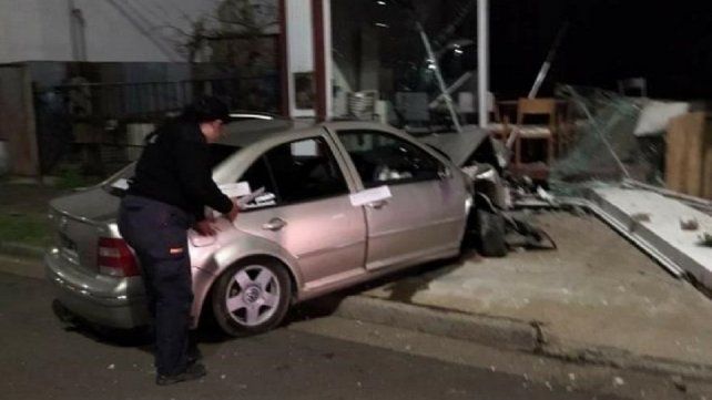 Jóvenes perseguidos por la Policía chocaron contra un comercio