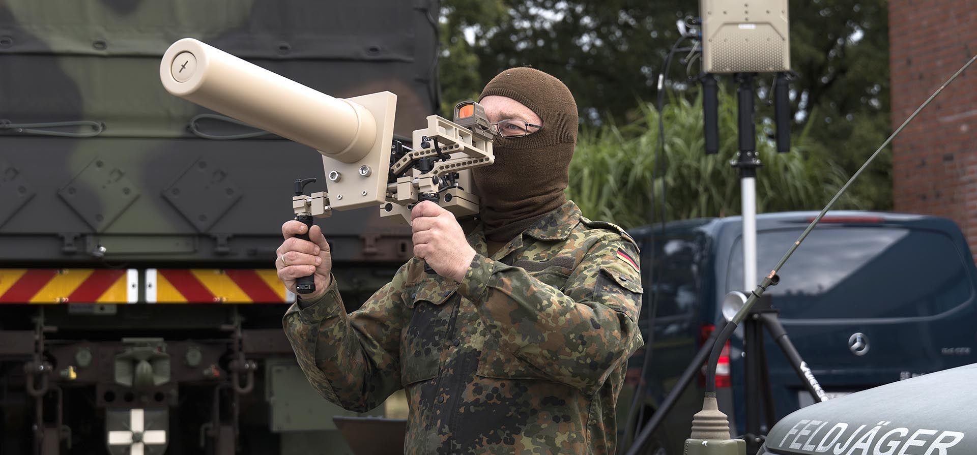 Un soldado de la Bundeswehr presenta el inhibidor anti-UAV HP 47 durante el segundo día del ejercicio a gran escala de la Bundeswehr Un soldado de la Bundeswehr presenta el inhibidor anti-UAV HP 47 durante el segundo día del ejercicio a gran escala de la Bundeswehr