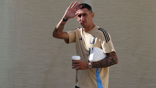 La mirada fija en su aliada de toda la vida. Angel Di María se despide de la selección argentina y solo se habla de él.