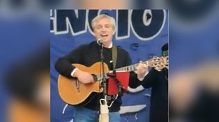 Video: Alberto Fernández subió al escenario y cantó Solo de trata de vivir