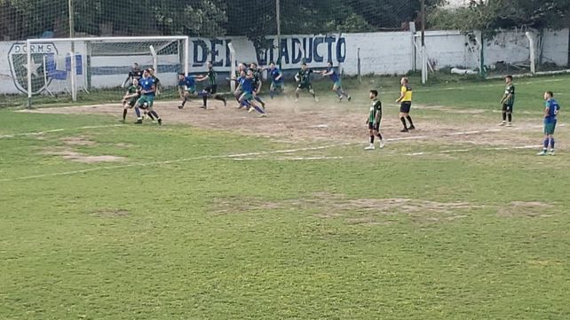 Una de las acciones sobre el área de PSM Fútbol. Morning Star lo ganó con autoridad y se ilusiona en el Regional Amateur.