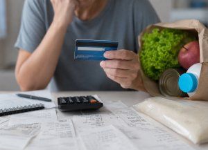Un diagnóstico crítico sobre las finanzas de los hogares santafesinos: la caída del poder adquisitivo y las altas tasas de interés generan un combo explosivo