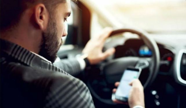 Revelan que en 13 años cese cuadruplicó el número de conductores que usan celular