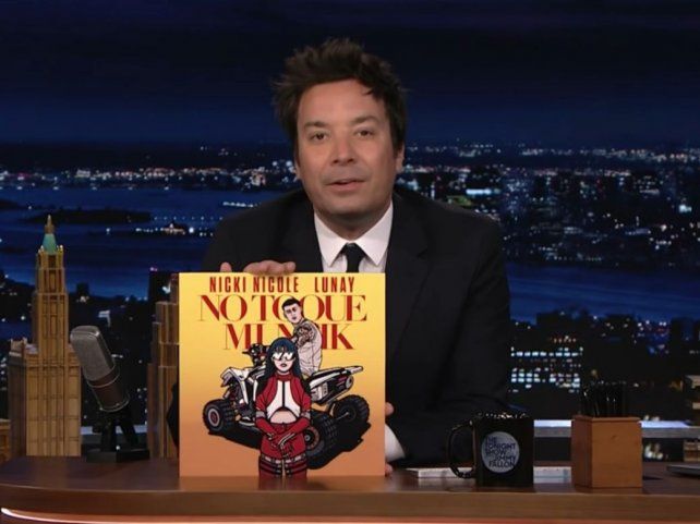 Fallon mostrando “No toque mi naik”, el single de Nicole y Lunay.  