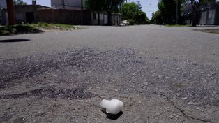El hombre de 37 años, caminaba por Aurora al 3800 cuando fue alcanzado por un disparo.