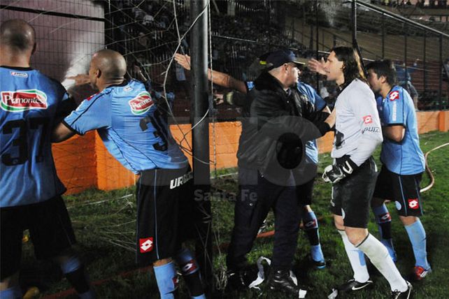 Buscan sacar a los violentos de los estadios santafesinos
