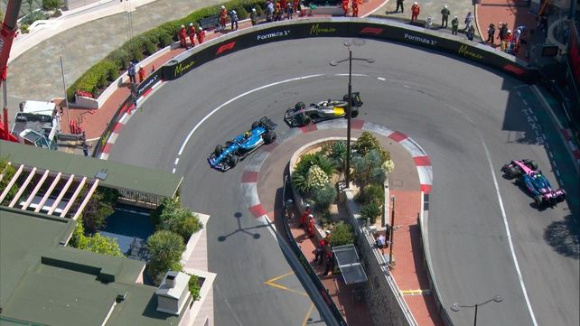 Franco Colapinto encara la horquilla de Mónaco detrás de Sainz y Hulkenberg.