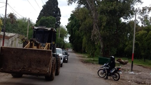 La retroexcavadora tuvo que ser conducida por su operario hasta el corralón municipal.&nbsp;