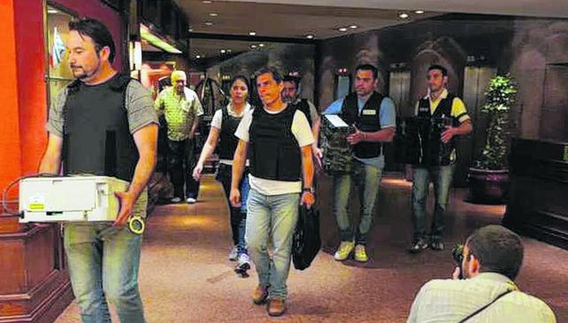 Allanamiento. La policía retira pruebas del Hotel de las Naciones.