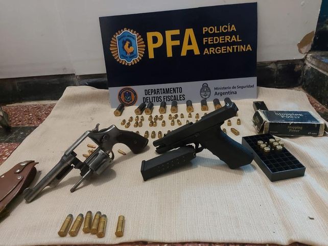 Algunas de las armas incautadas a los detenidos y usadas en los atracos.
