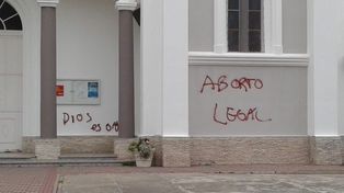 Indignación en la feligresía por pintadas en una iglesia