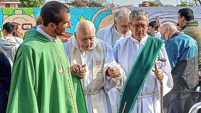 Compañía. En su visita a la escuela Melvin Jones el padre Battello estuvo acompañado por el sacerdote de San Juan Bautista