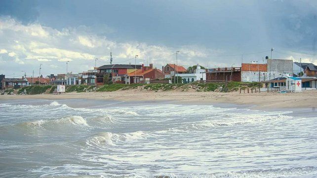 Reportaronn un muerto por olas gigantes en Santa Clara del Mar.&nbsp;