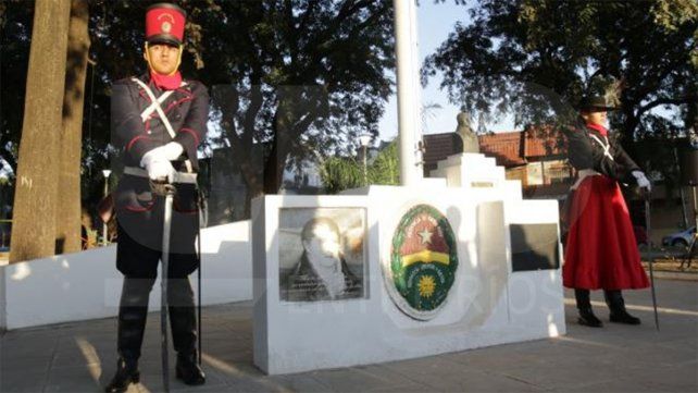 En la Plaza Belgrano de Paraná se realizó el acto por el Día de la Bandera