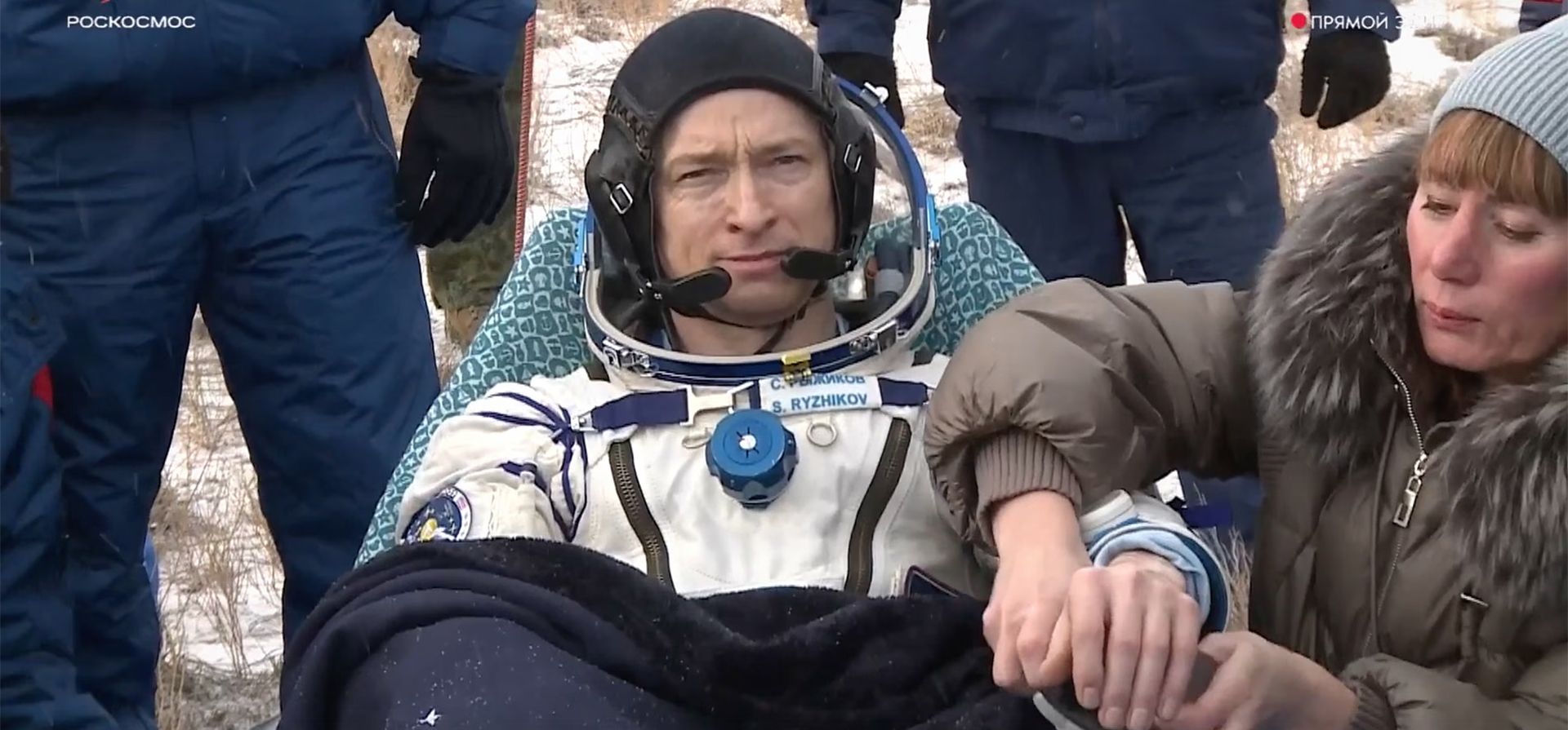 El cosmonauta de Roscosmo Sergey Ryzhikov se sienta en una silla poco después del aterrizaje de la cápsula espacial rusa Soyuz MS-27, que también transporta al astronauta de la NASA Jonny Kim y al cosmonauta de Roscosmos Alexey Zubritsky, Zhezkazgan, Kazajistán. Fotografía: AP El cosmonauta de Roscosmo Sergey Ryzhikov se sienta en una silla poco después del aterrizaje de la cápsula espacial rusa Soyuz MS-27, que también transporta al astronauta de la NASA Jonny Kim y al cosmonauta de Roscosmos Alexey Zubritsky, Zhezkazgan, Kazajistán. Fotografía: AP