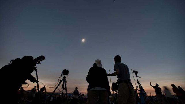 Público reunido en un lugar de la provincia de San Juan en el eclipse total de julio de 2019.