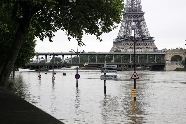 La torre Eiffel en el horizonte y detrás de las aguas del río mostrando un nivel inusual
