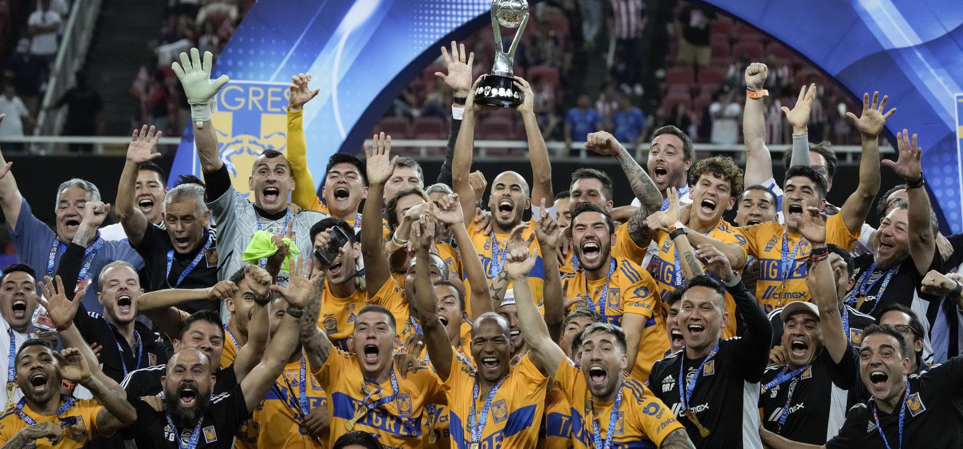 El capitán de Tigres Guido Pizarro alza el trofeo de campeones de la Liga MX tras la victoria 3-2 ante Guadalajara en la final, el domingo 28 de mayo de 2023, en Guadalajara. (AP Foto/Eduardo Verdugo) El capitán de Tigres Guido Pizarro alza el trofeo de campeones de la Liga MX tras la victoria 3-2 ante Guadalajara en la final, el domingo 28 de mayo de 2023, en Guadalajara. (AP Foto/Eduardo Verdugo)