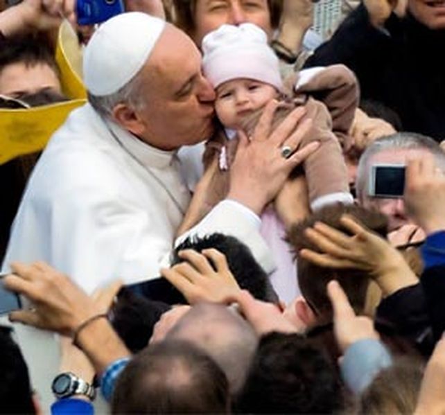 Crece la popularidad del Papa Francisco y también los tributos para él.