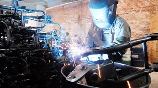 El desafío de producir y armar cuadros de motos en Santa Fe