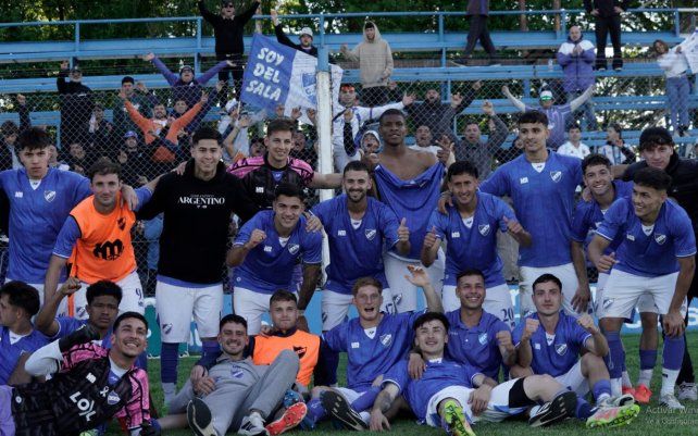 Los jugadores y los hinchas de Argentino festejan el triunfo ante Muñiz