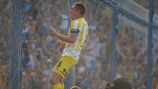 Marco Ruben celebra de cara a los hinchas canallas.