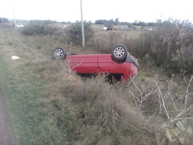 Volcó en un camino vecinal
