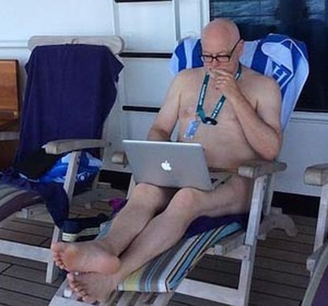 Mark Haskell Smith escribe sus experiencias en su notebook.