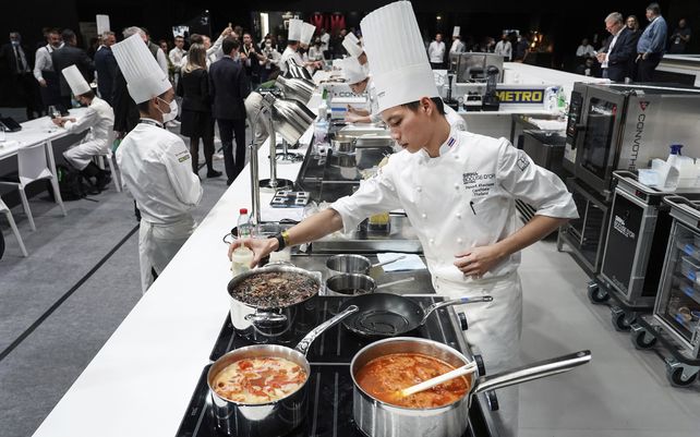 El chef tailandés Panuvit Khaokaew prepara comida durante la final del trofeo