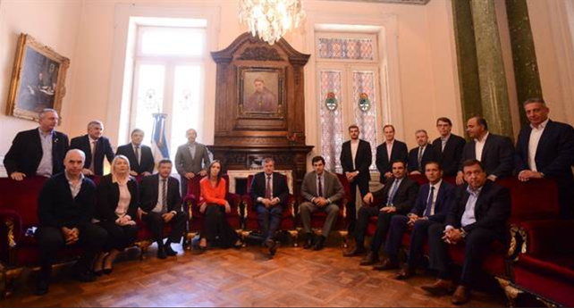 En maratónica sesión, con incidentes y cacerolazos, el oficialismo logró aprobar la Reforma Previsional