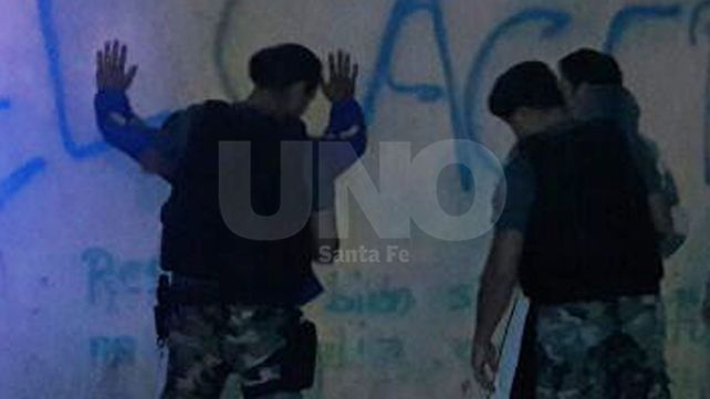 Robo frustrado: salgan con las manos en alto y los dos se tiran al piso