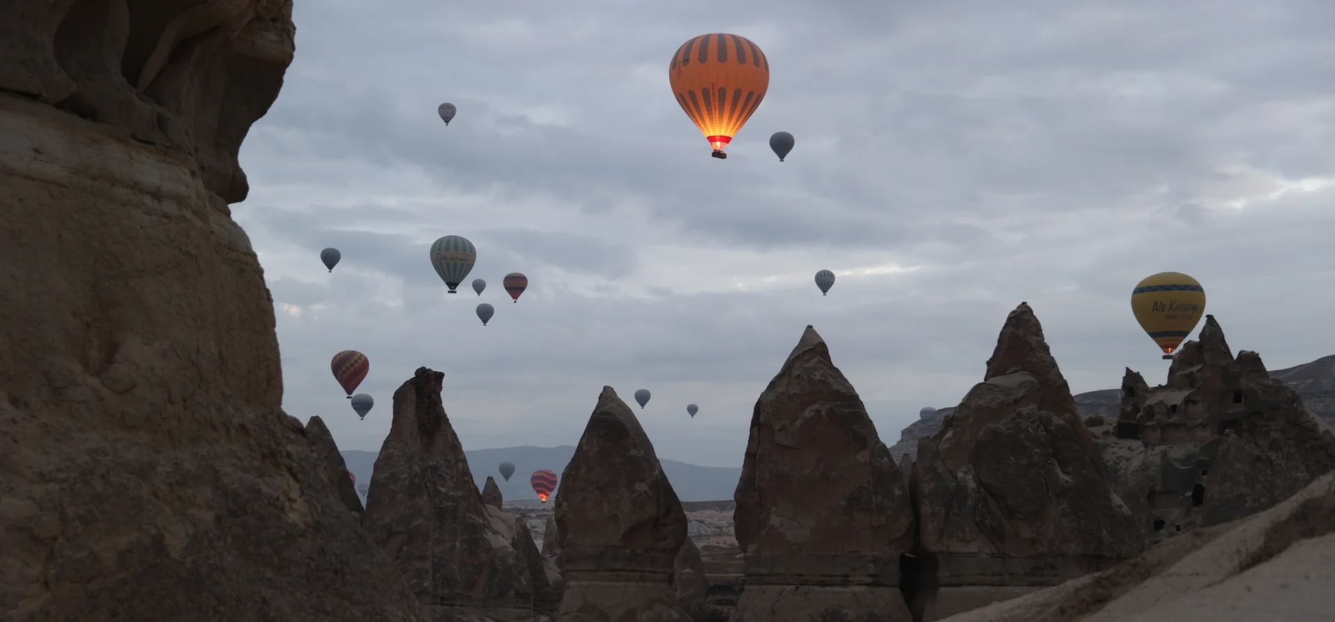 Globos aerostáticos se elevan sobre casas excavadas en la roca en la región de Capadocia, Nevehir, Turquía. Fotografía: Behcet Alkan/Getty Globos aerostáticos se elevan sobre casas excavadas en la roca en la región de Capadocia, Nevehir, Turquía. Fotografía: Behcet Alkan/Getty