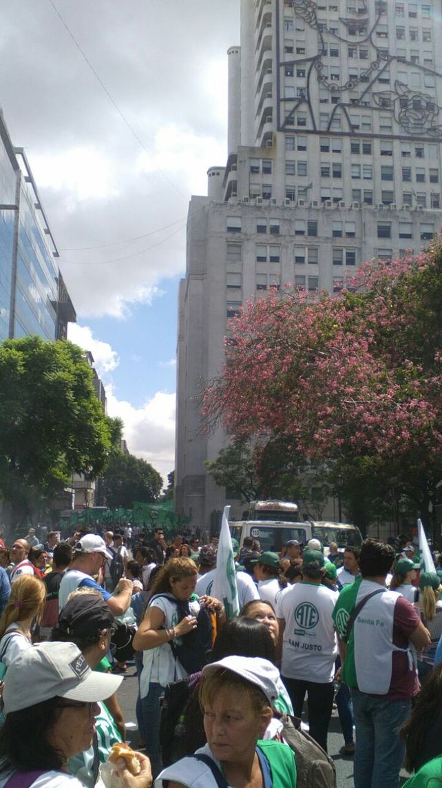 Los gremios santafesinos arriban a Buenos Aires para marchar contra las políticas del gobierno