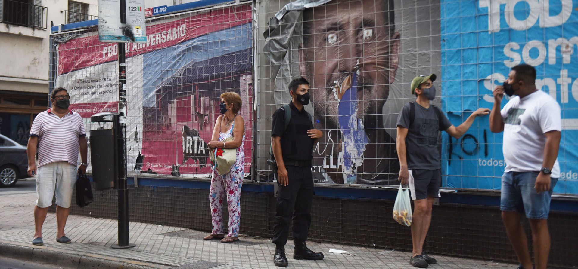 La mala frecuencia del transporte público agrava la inseguridad de Rosario. Crecen las denuncias de vecinos de diversos puntos de la ciudad que se sienten expuestos cuando esperan en la calle colectivos que demoran hasta 60 o 90 minutos.
