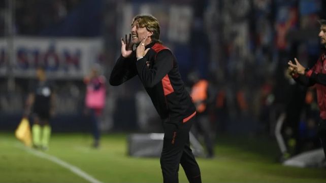 Newells se hizo fuerte ante Blooming ganó 3 a 2 y pasó de fase