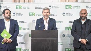 Rogelio Frigerio junto al ministro de Gobierno y Trabajo, Manuel Troncoso, y Mariano Gallegos, interventor del Iosper.
