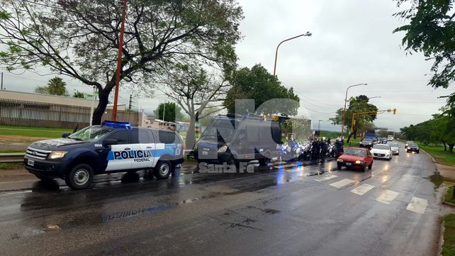 Arribo. Los efectivos ingresaron por la autopista a Rosario.