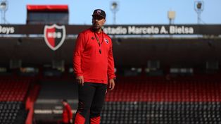 Fabbiani busca el momento justo para darles minutos a otros jugadores en Newells.
